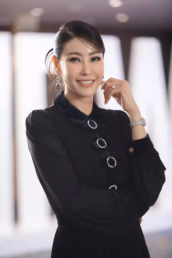 Hoa hau noi tieng dong con, dang quang 32 nam van tre dep kho tin-Hinh-2