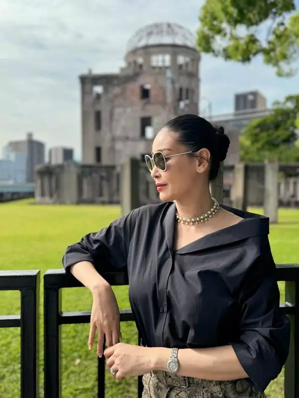 Hoa hậu nổi tiếng đông con, đăng quang 32 năm vẫn trẻ đẹp khó tin - Hình 9 Hoa hau noi tieng dong con, dang quang 32 nam van tre dep kho tin-Hinh-9