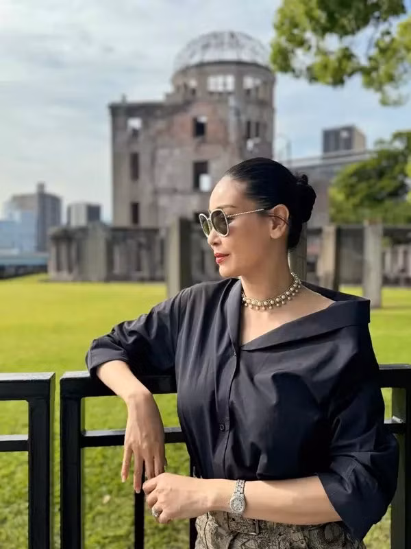 Hoa hau noi tieng dong con, dang quang 32 nam van tre dep kho tin-Hinh-9