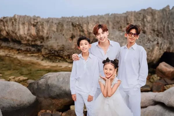 Hoa hậu nổi tiếng đông con, đăng quang 32 năm vẫn trẻ đẹp khó tin - Hình 7 Hoa hau noi tieng dong con, dang quang 32 nam van tre dep kho tin-Hinh-7