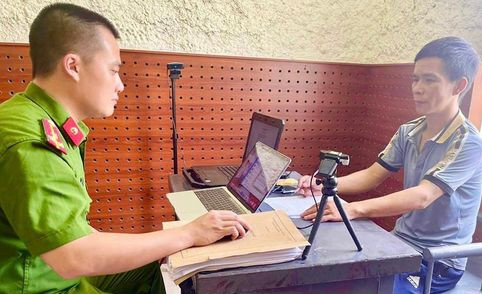 Bat doi tuong lap camera quay len hinh anh nhay cam de tong tien