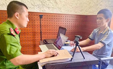 Bat doi tuong lap camera quay len hinh anh nhay cam de tong tien