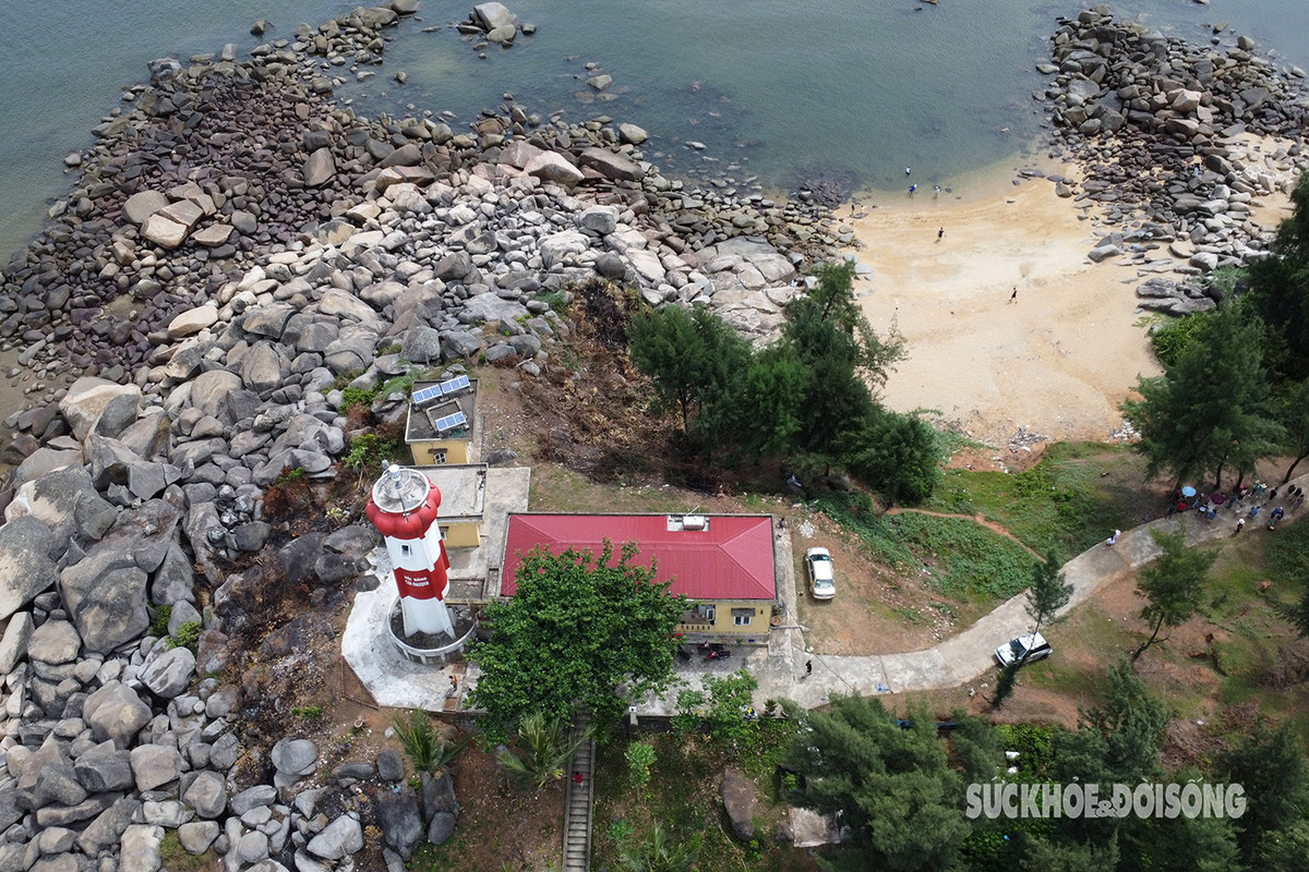 Để duy trì hoạt động an toàn thường xuyên của ngọn hải đăng, hằng ngày, các cán bộ ở đây luôn phải cần mẫn kiểm tra từng chi tiết trong hệ thống phản quang; lau chùi bóng đèn và các thiết bị phụ trợ, theo dõi các thông số kỹ thuật đèn biển. Họ đã dành cả tuổi trẻ, thầm lặng thắp sáng ngọn hải đăng để đảm bảo an toàn cho tàu thuyền hoạt động trong đêm tối giữa đại dương bao la.