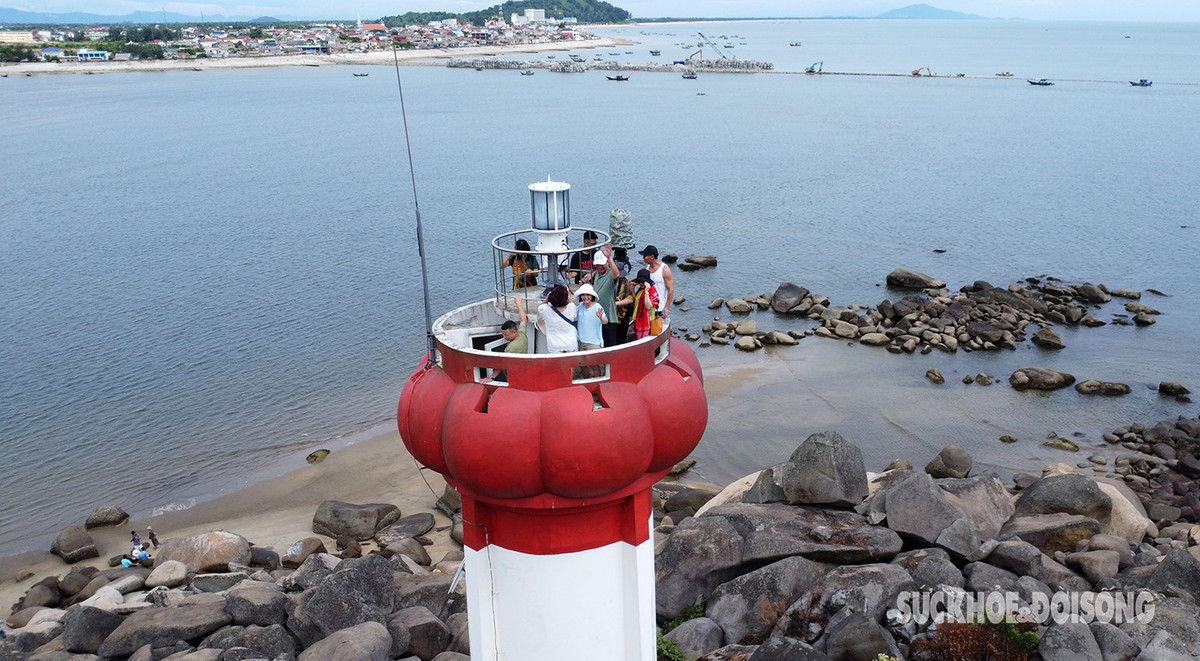 Du khách tham quan ngọn hải đăng Cửa Nhượng.