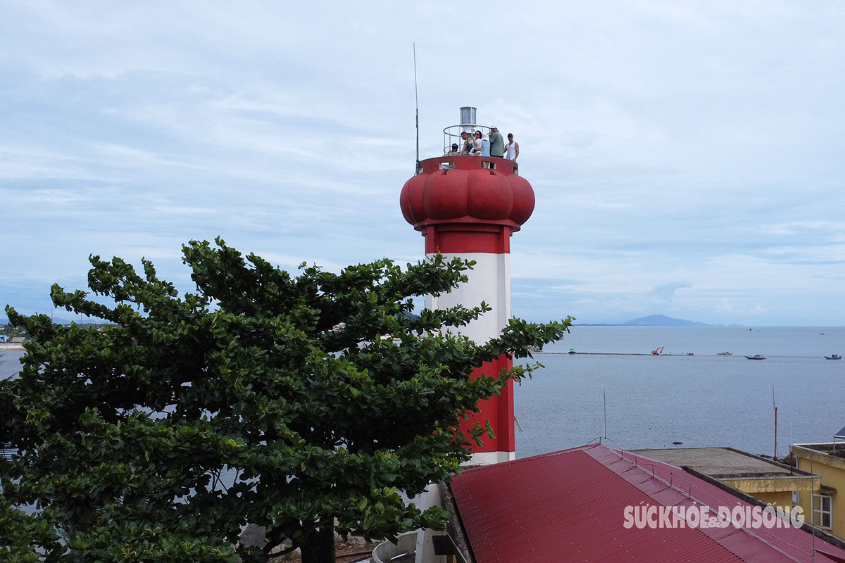 Đứng trên ngọn hải đăng Cửa Nhượng phóng tầm mắt ra phía Đông là biển khơi mênh mông, phía Bắc là Khu du dịch Thiên Cầm và làng chài Cẩm Nhượng; phía Nam là những làng quê bình yên của xã Cẩm Lĩnh.