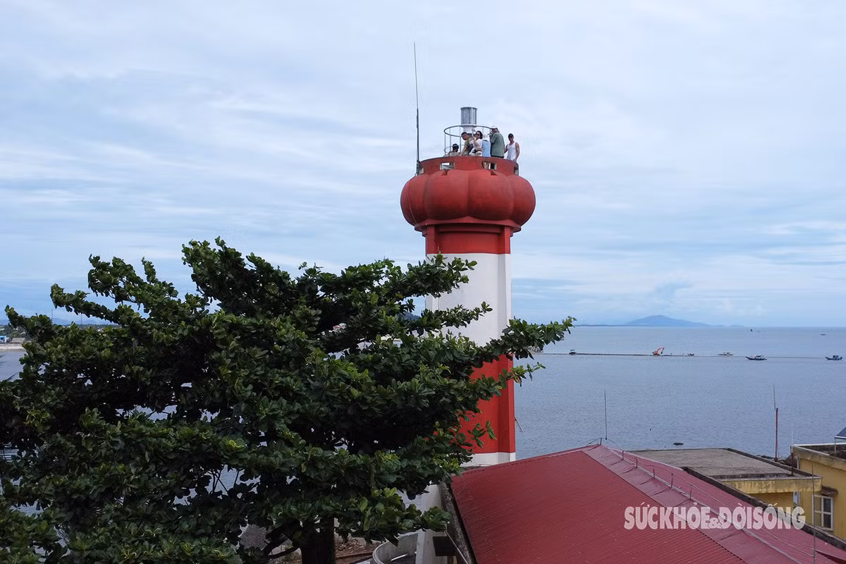 Đứng trên ngọn hải đăng Cửa Nhượng phóng tầm mắt ra phía Đông là biển khơi mênh mông, phía Bắc là Khu du dịch Thiên Cầm và làng chài Cẩm Nhượng; phía Nam là những làng quê bình yên của xã Cẩm Lĩnh. Đứng trên ngọn hải đăng Cửa Nhượng phóng tầm mắt ra phía Đông là biển khơi mênh mông, phía Bắc là Khu du dịch Thiên Cầm và làng chài Cẩm Nhượng; phía Nam là những làng quê bình yên của xã Cẩm Lĩnh.