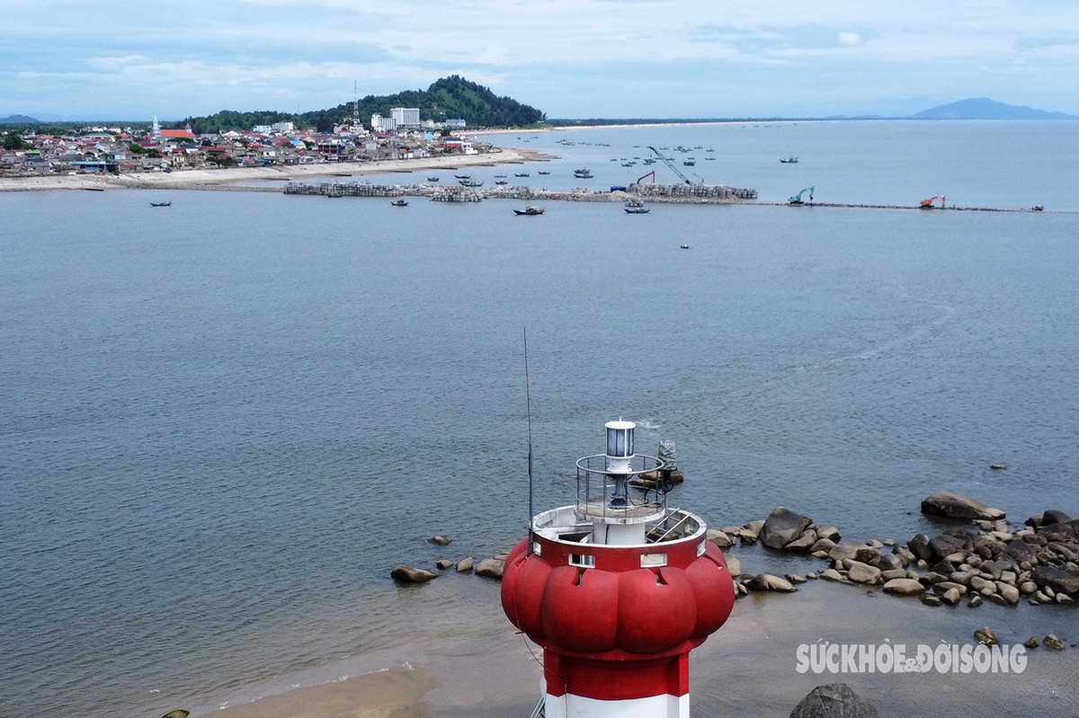 Ngọn hải đăng được ví như “mắt biển” bởi nó có nhiệm vụ định vị, bảo đảm an toàn cho tàu thuyền ngư dân ra vào cửa biển.