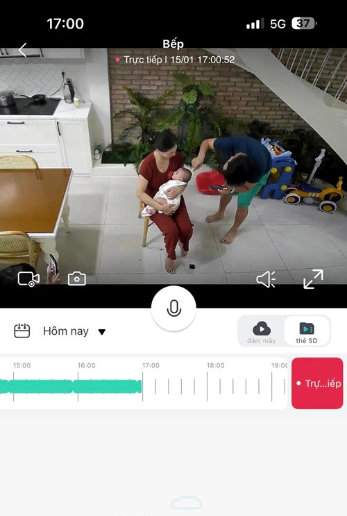 Ở nhà, Trường Giang tự tay cắt tóc cho các con.