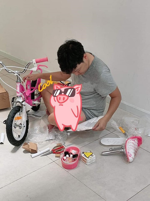 Nam danh hài lắp xe đạp cho con gái chơi.