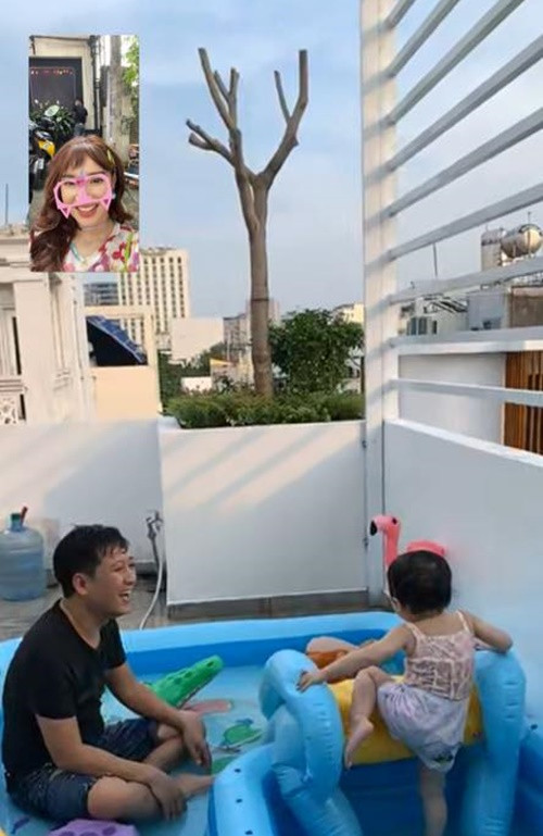 Trường Giang và con gái vui đùa trong bể bơi trên tầng thượng.