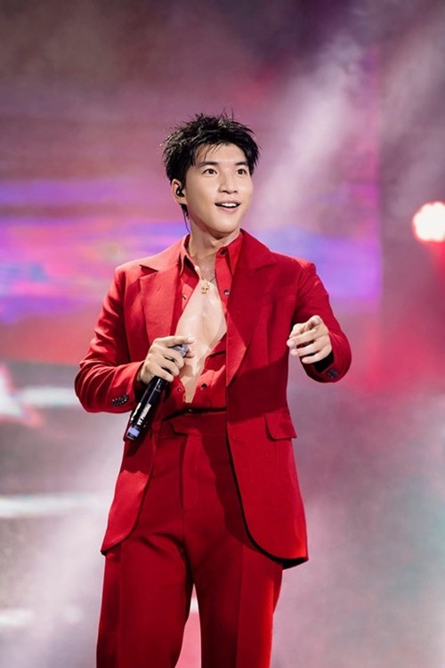 Sau King of rap 2020, HIEUTHUHAI ngày càng đắt show ca hát, đóng quảng cáo. Ảnh: FB HIEUTHUHAI.