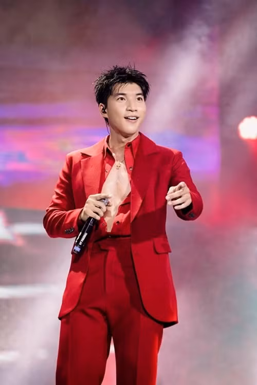 Sau King of rap 2020, HIEUTHUHAI ngày càng đắt show ca hát, đóng quảng cáo. Ảnh: FB HIEUTHUHAI.