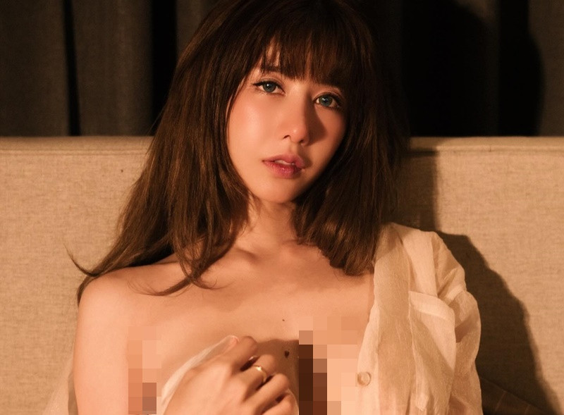 Cô nàng "thả rông vòng một", chỉ mặc áo sơ mi mỏng.