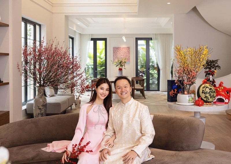 Vợ chồng nữ diễn viên đón người thân, bạn bè đến chúc Tết. Ảnh: FB Diễm My.