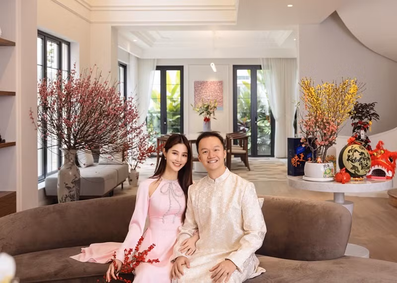 Vợ chồng nữ diễn viên đón người thân, bạn bè đến chúc Tết. Ảnh: FB Diễm My.