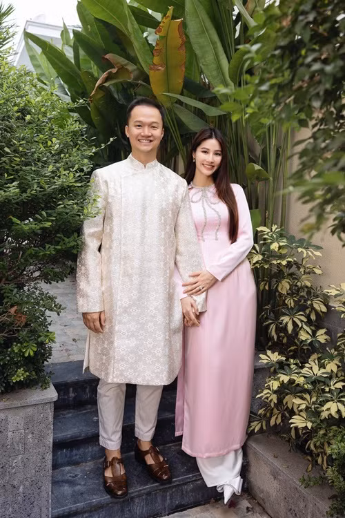 Tháng 12/2023, Diễm My 9x lên xe hoa với doanh nhân Vinh Nguyễn sau 6 năm hẹn hò. Sau đám cưới, cặp đôi sống trong biệt thự mới. Ảnh: FB Diễm My.