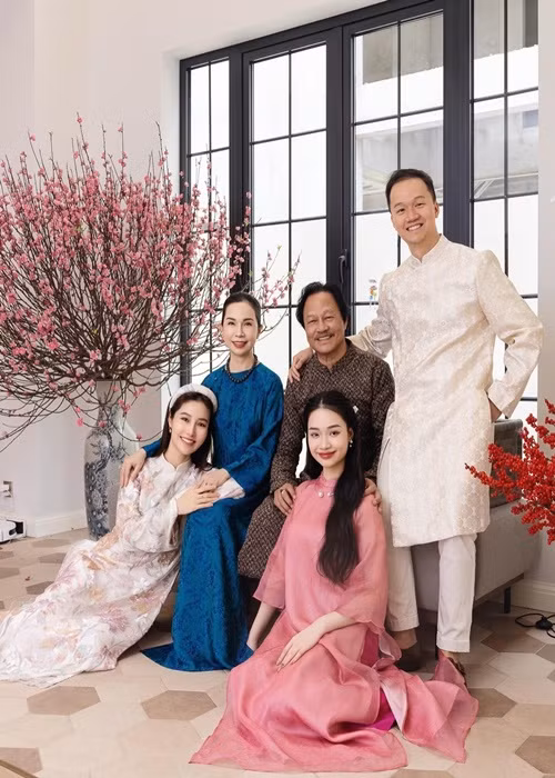 Diễm My khoe ảnh đón Tết bên bố mẹ chồng. Ảnh: FB Diễm My.