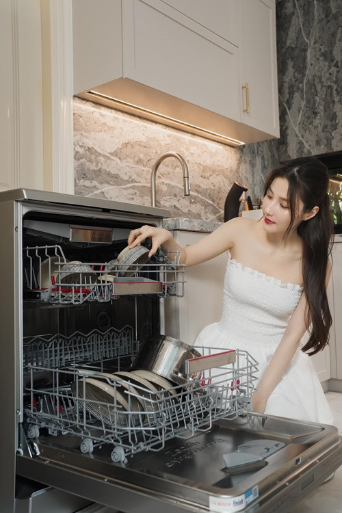 Nữ diễn viên dành nhiều thời gian cho việc bếp núc. Ảnh: FB Diễm My.