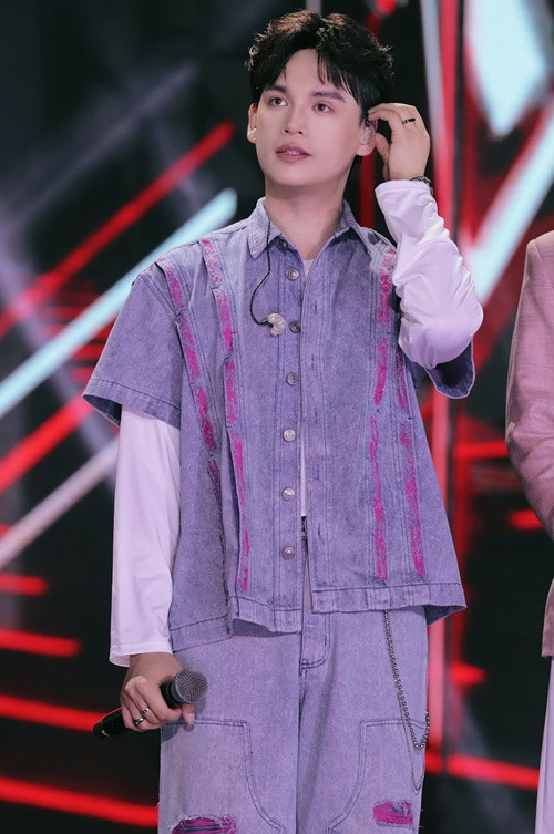 Khi bão Yagi đổ bộ vào Hà Nội, ca sĩ Nguyễn Trần Trung Quân lo lắng cho bố mẹ. Ảnh: FB Nguyễn Trần Trung Quân.