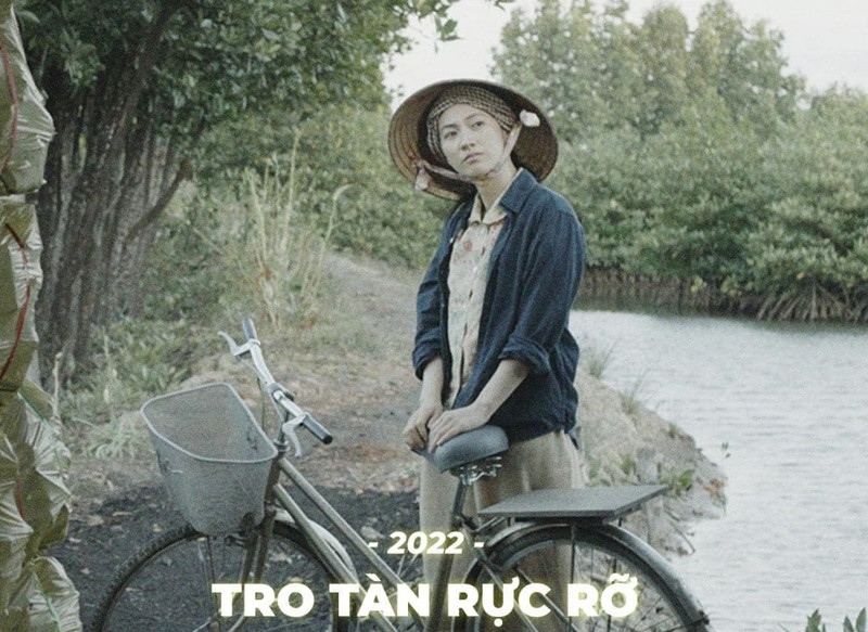 Khi đảm nhận vai Nhàn trong Tro tàn rực rỡ, Phương Anh Đào phơi nắng, học cách nấu cơm và làm việc nội trợ như một người phụ nữ nông thôn. Tới khi nhập vai, cô được chỉnh trang cho đen đúa và phải tô răng bớt trắng. Ảnh: FB Phương Anh Đào.