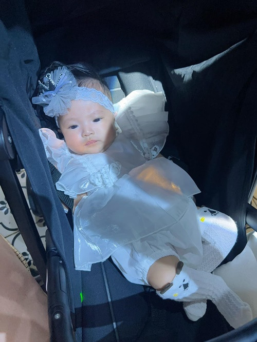 Thanh Trúc làm điệu cho ái nữ khi đi ra ngoài chơi.