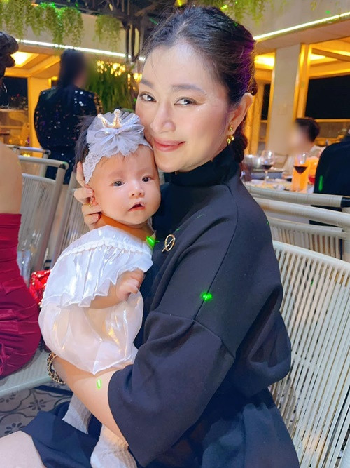 "Dù lên đồ rất con gái, nhưng cái nết đàn ông của mẹ truyền lại cho con vẫn rất mạnh. Và sau đó là ngủ bất chấp ồn ào cô chú ạ. Trộm vía con cái gì mà ngoan thế không biết”, “ngọc nữ phim giờ vàng THVL” chia sẻ trên trang cá nhân.