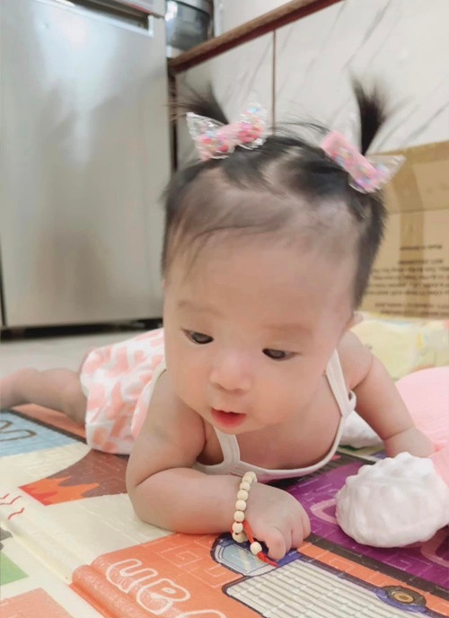 "Hôm nay em đã là con gái. Đừng ai nói em giống con trai nữa nha", Thanh Trúc viết.