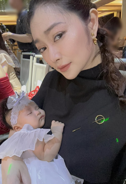Con gái Thanh Trúc ngủ ngoan trong lòng mẹ.