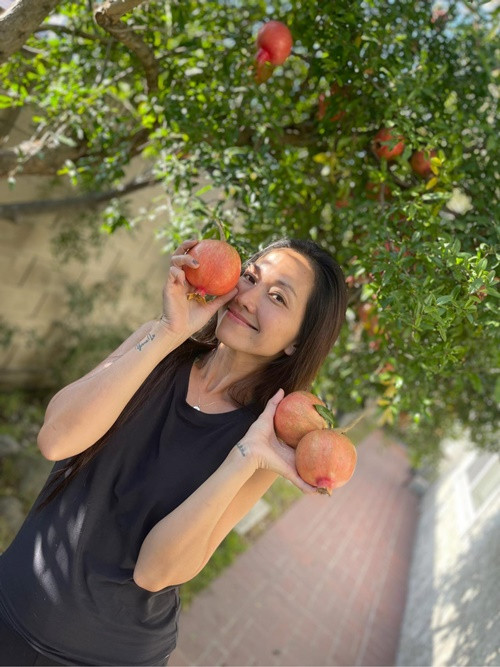 Bà mẹ hai con hào hứng thu hoạch lựu.