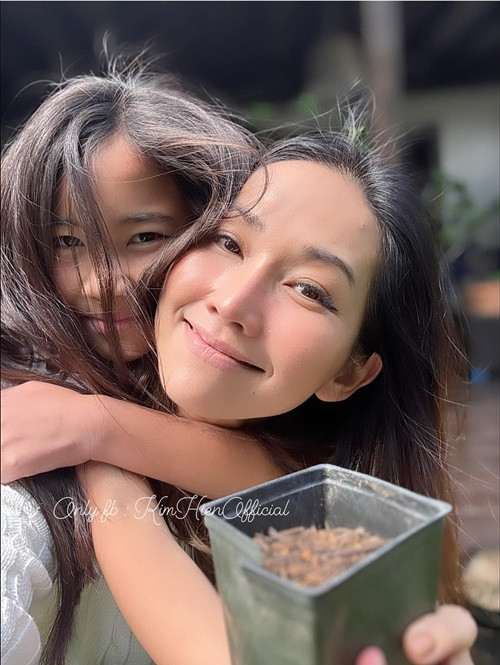 "Nàng Út Ráng" đăng tải hình ảnh cùng con gái gieo trồng.