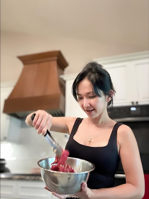 Nữ diễn viên thích tự nấu ăn tại nhà. "Nấu ăn cho tụi nhỏ là niềm vui của các bà mẹ!", Kim Hiền bày tỏ.