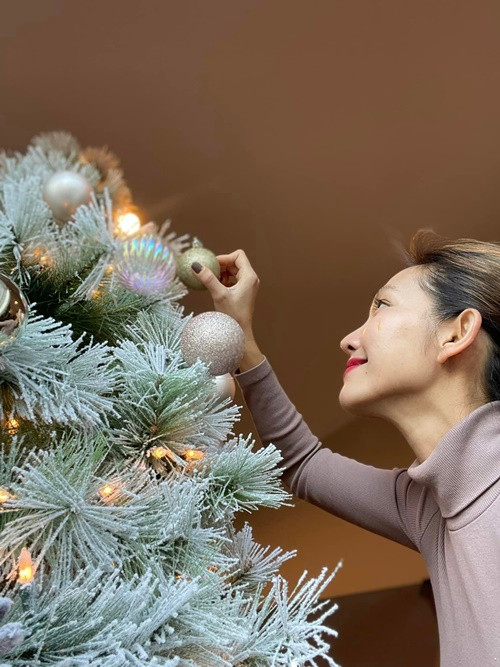 Bạn thân Tăng Thanh Hà luôn chăm chút từng góc của ngôi nhà. Đối với Kim Hiền, cô thích nhất ở nhà, nơi mà cô ngồi góc nào cũng bình yên.