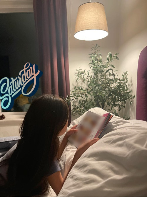 Kim Hiền chia sẻ hình ảnh một buổi tối thứ 7 cùng con gái đọc sách.
