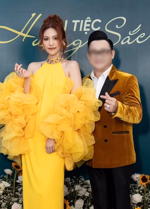 Một số cư dân mạng đặt nghi vấn Lan Khuê mang bầu lần 2 vì vòng hai của cô trông lùm lùm.