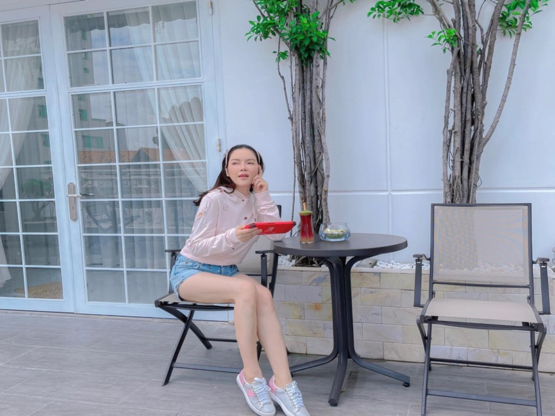 Đối với Lý Nhã Kỳ, những ngày nghỉ hầu như không có ngày nào nhàm chán bởi mỗi ngày, cô đều chăm chút bản thân với những món ăn tốt cho sức khỏe, những bài tập đơn giản, chăm sóc cây cối, nhà cửa, gọi điện thoại cho mẹ và các cháu. Ảnh: Instagram Lý Nhã Kỳ.