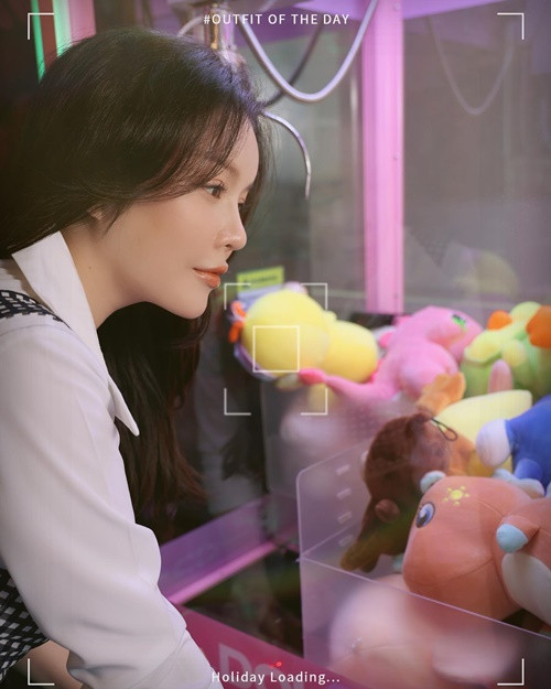 Lý Nhã Kỳ tận hưởng những phút giây thư giãn trong phòng gắp thú bông, chơi bida. Ảnh: Instagram Lý Nhã Kỳ.