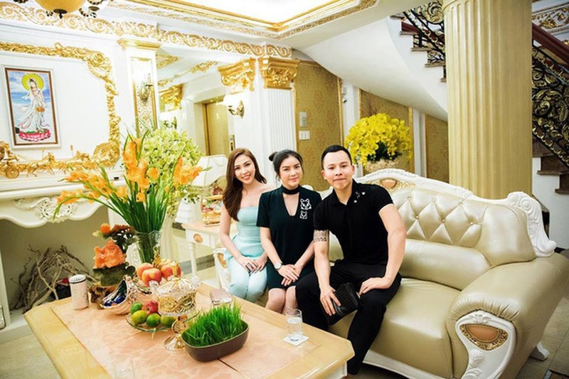 Hình ảnh Quỳnh Thư - Khắc Tiệp trong một lần đến biệt thự của Lý Nhã Kỳ. Ảnh: Đời Sống Việt Nam.