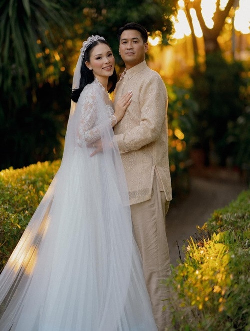 Theo VOV, đám cưới của Linh Rin và doanh nhân Phillip Nguyễn diễn ra tại Philippines có một số quy định khắt khe như khách mời nam được yêu cầu mặc Âu phục hoặc áo Barong (trang phục truyền thống của người Philippines), khách mời nữ mặc đầm dạ hội hoặc áo dài Việt Nam. Ngoài ra, khách mời không chia sẻ hình ảnh, thông tin về đám cưới. Ảnh: VOV.