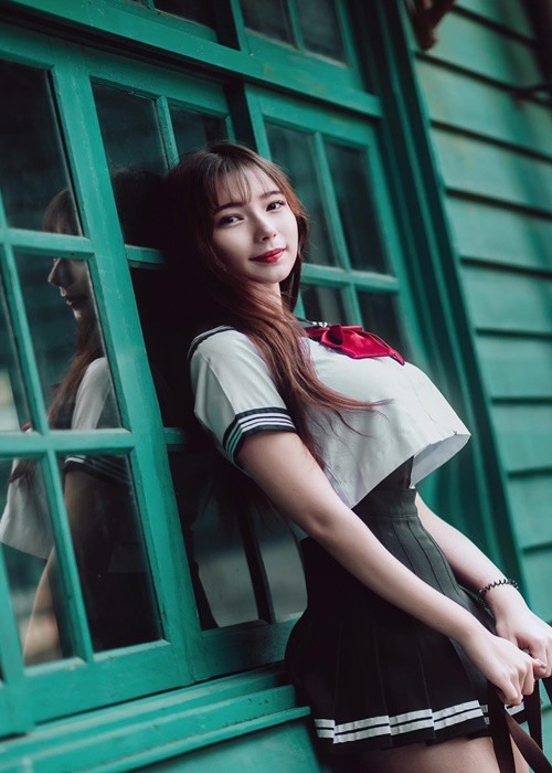 Thư Thư nổi tiếng từ khi còn học cấp 3, cô lọt vào mắt xanh của nhiều nhãn hàng thời trang, mỹ phẩm.