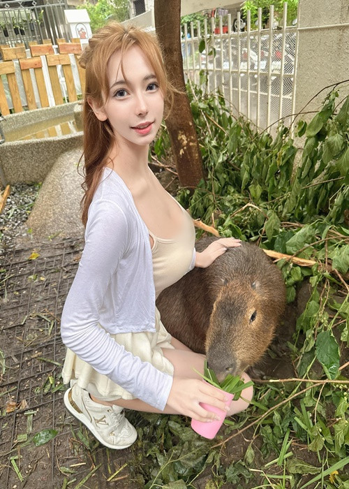 Hot girl người Đài Loan biết cách chọn trang phục làm nổi bật vòng một căng đầy và vòng eo thon gọn của mình.