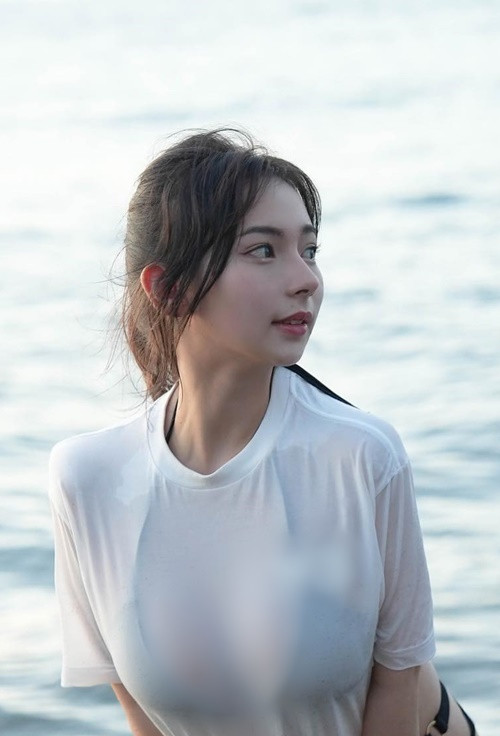 Cô nàng 19 tuổi chia sẻ, sau khi nổi tiếng, cô thường xuyên bị chụp lén trên đường.