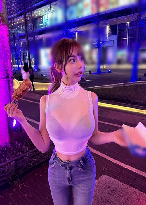 Hot girl siêu vòng một diện áo mỏng tang, lộ nội y khi xuống phố ăn uống.
