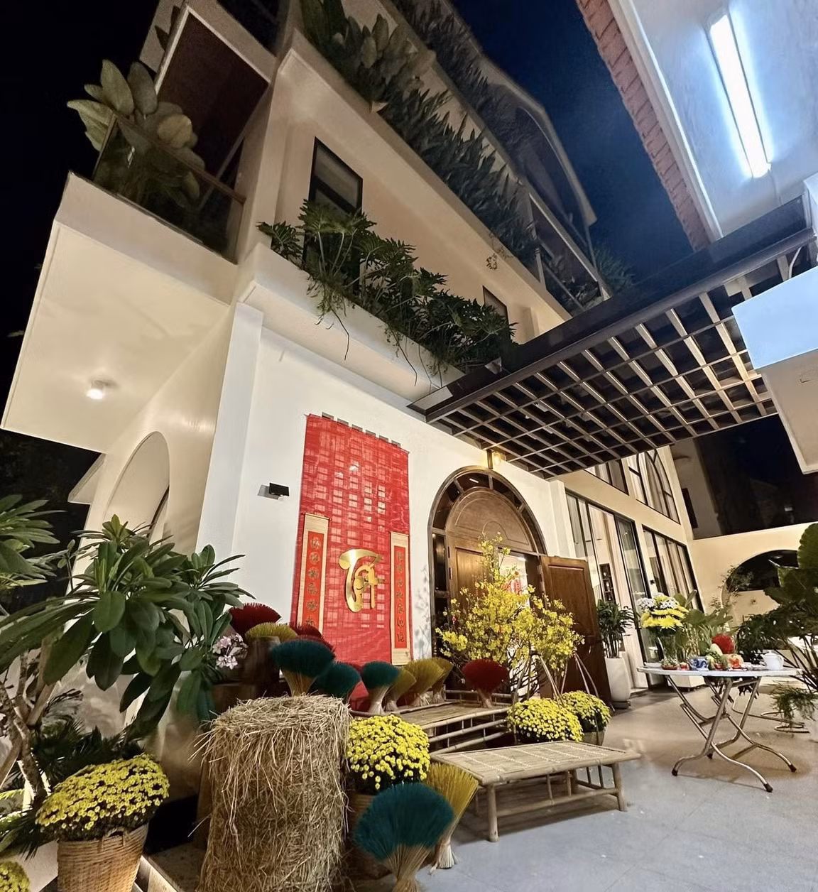 Khu vực ngoài trời, cặp đôi trồng nhiều cây xanh, bố trí tiểu cảnh.