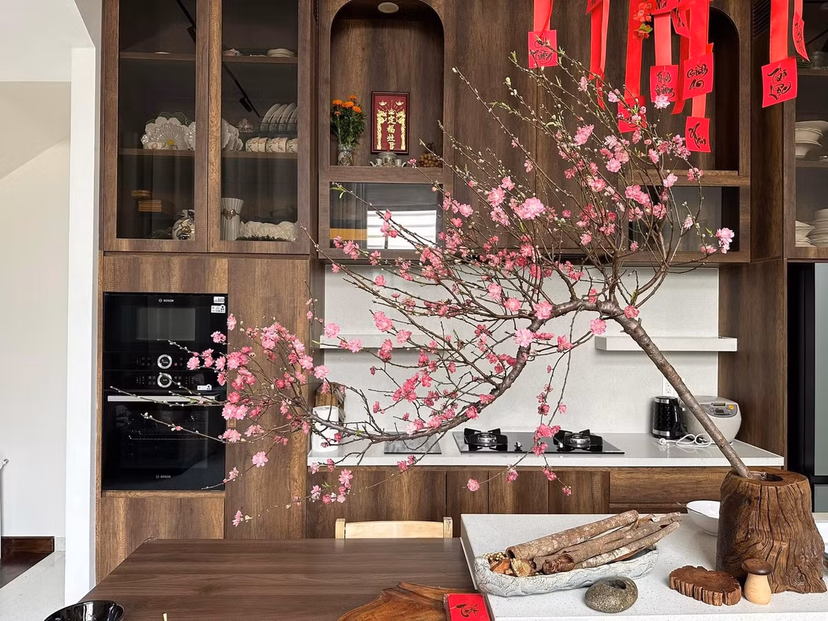 Vân Trang và chồng doanh nhân chọn gam màu nâu - trắng chủ đạo cho biệt thự. Cặp đôi ưu tiên nội thất cao cấp bằng gỗ, tối giản và tinh tế.