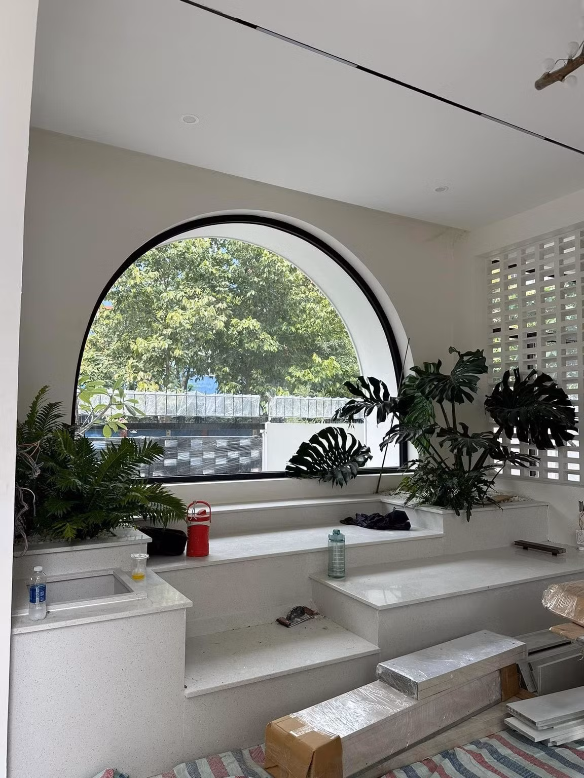 Bên trong biệt thự, nữ diễn viên thiết kế các phòng tận dụng ánh sáng tự nhiên, bố trí nhiều cây xanh.