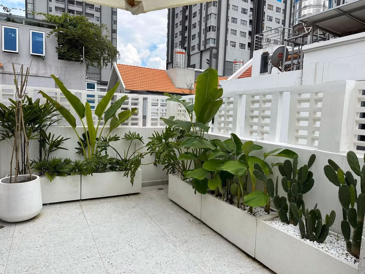 Sân thượng trở thành một không gian thư giãn lý tưởng được sắp xếp phù hợp với buổi trà chiều hoặc tiệc ngoài trời để tiếp đón người thân, bạn bè đồng nghiệp ghé thăm.