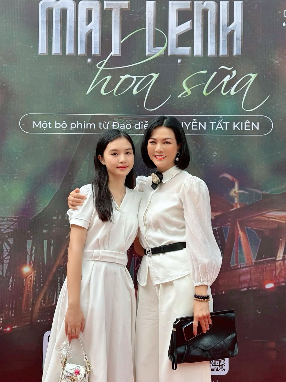 Dáng vẻ, thần thái trên phim và ngoài đời của nữ diễn viên sinh năm 1977 không mấy khác biệt. Trong ảnh, Hoàng Xuân cùng con gái lớn đến casting phim "Mật lệnh hoa sữa".