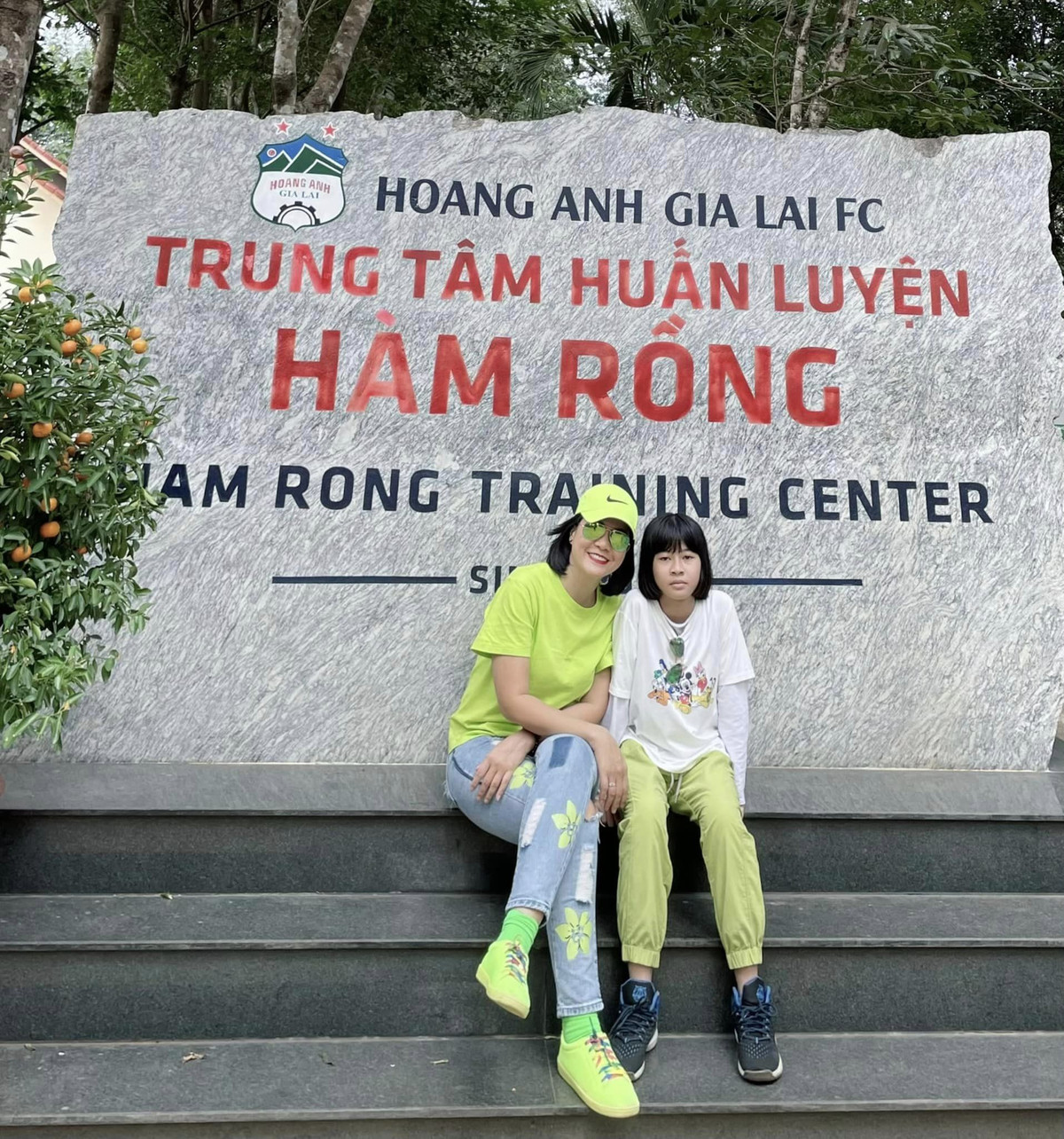 Phong cách trẻ trung của diễn viên Hoàng Xuân khi xuất hiện cùng cô con gái út. Mỗi bức ảnh của bà mẹ hai con ở tuổi U50 luôn tràn đầy năng lượng.