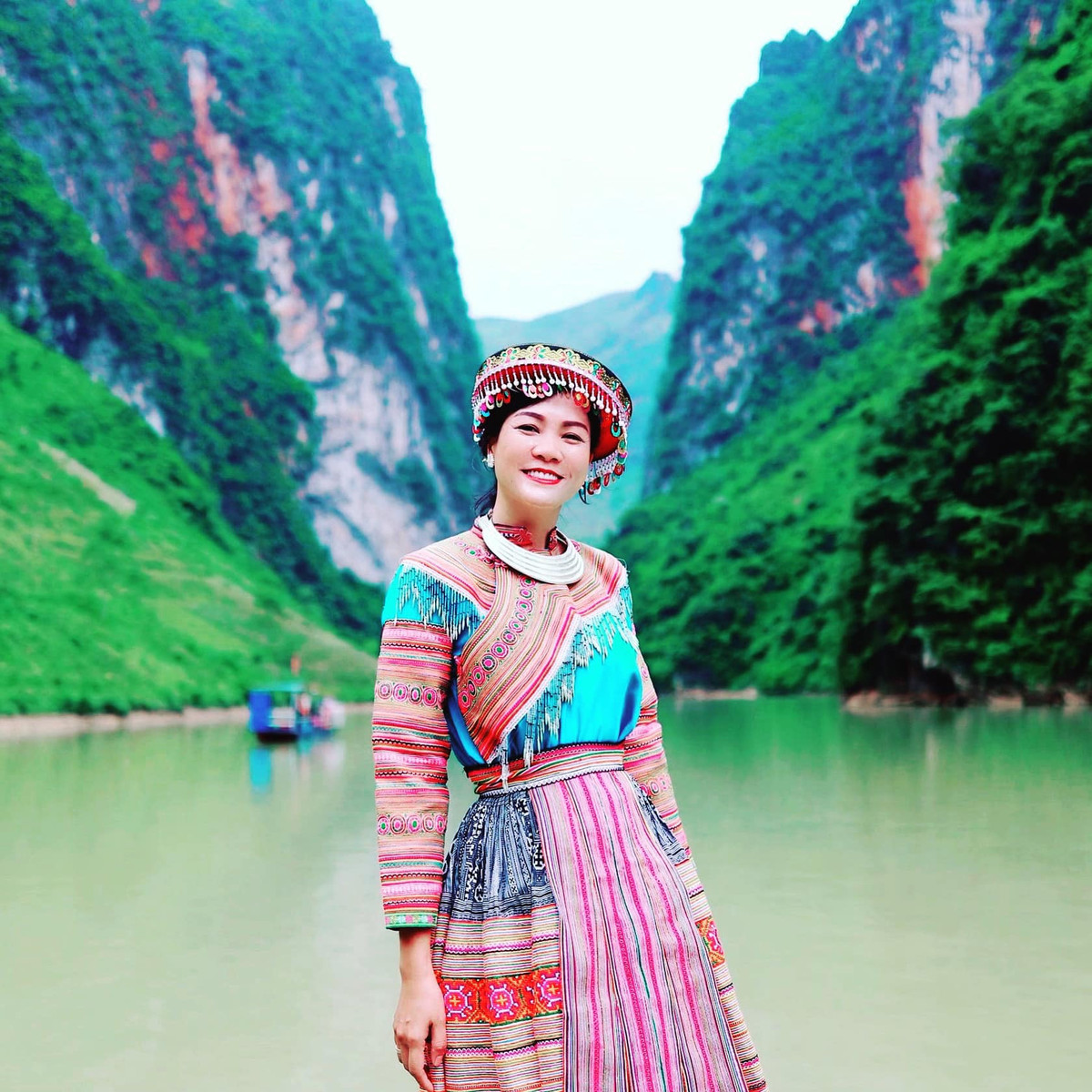 Thời gian đầu, nữ nghệ sĩ không được gia đình ủng hộ làm người mẫu. Bố Hoàng Xuân không cấm nhưng không thoải mái khi con gái “đi đêm về hôm” nhưng chị quyết tâm theo nghề đến cùng.