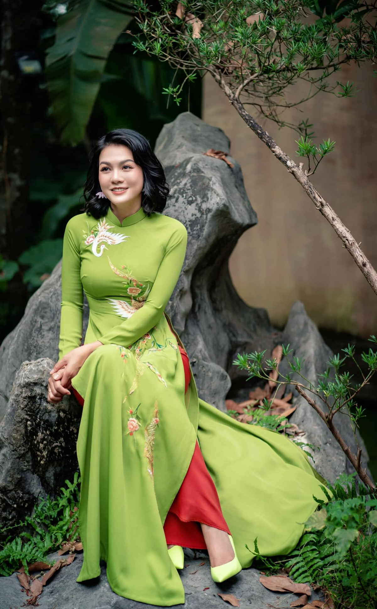 Ở tuổi gần 50 nhưng Hoàng Xuân vẫn giữ được vóc dáng thon gọn cùng thần thái của một người mẫu gạo cội. Nữ diễn viên luôn tự tin xuất hiện trong những tà áo dài kén người mặc.